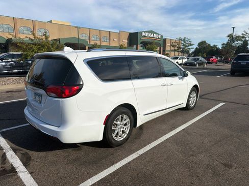 Used 2020 Chrysler Pacifica Touring-L FWD image 5