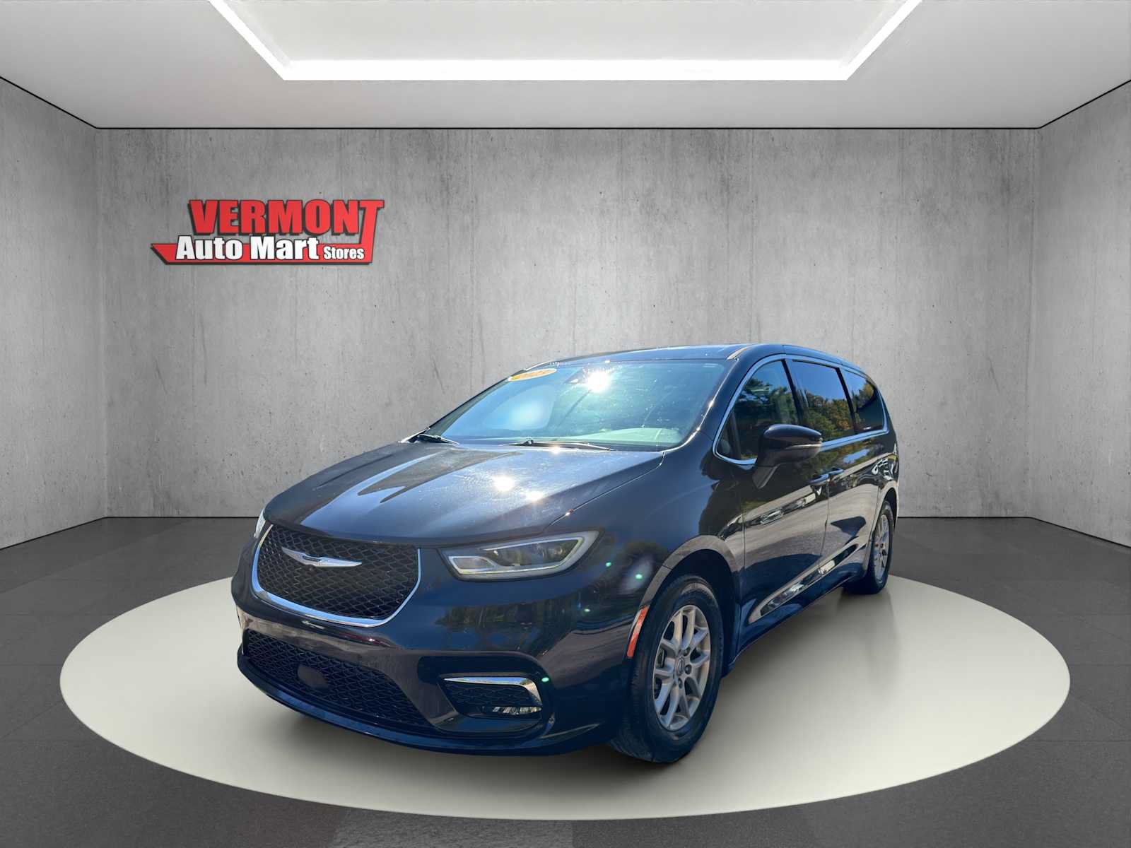 Used 2023 Chrysler Pacifica Touring-L FWD image 5