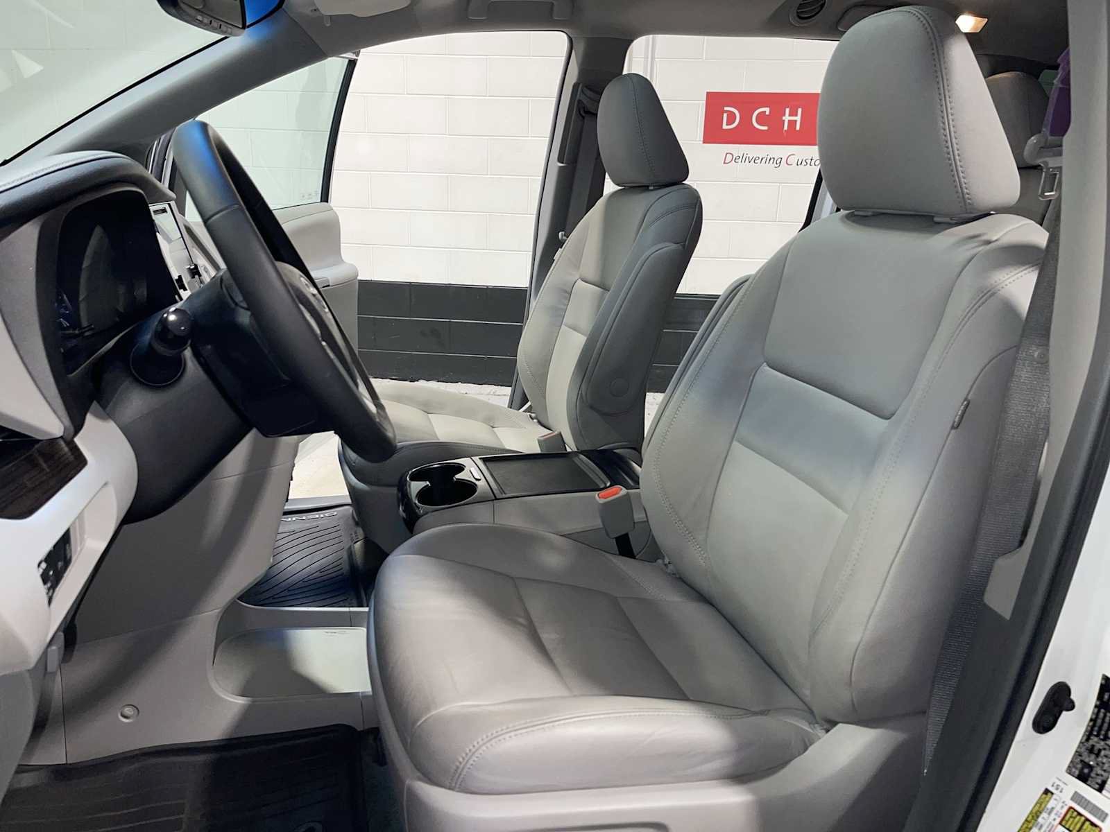 Used 2017 Toyota Sienna XLE w/ XLE Navigation Package AWD/4WD image 11