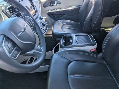 Used 2023 Chrysler Pacifica Touring-L image 17