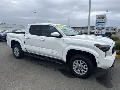 Used 2024 Toyota Tacoma SR5 w/ SR5 Upgrade Package AWD/4WD image 23