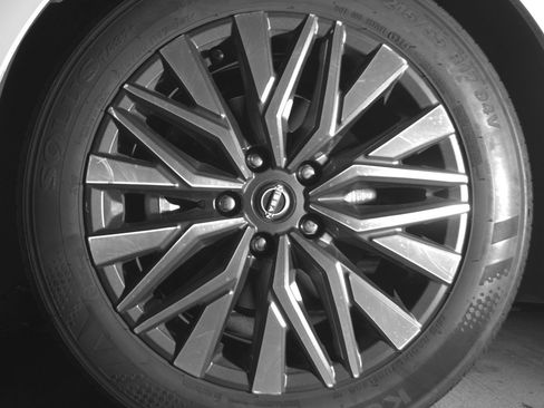 Used 2025 Nissan Altima 2.5 SV FWD image 12