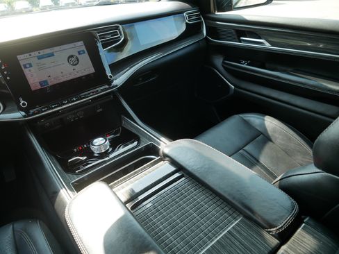 Used 2022 Jeep Wagoneer Series III w/ Flexible Seating Group AWD/4WD image 11