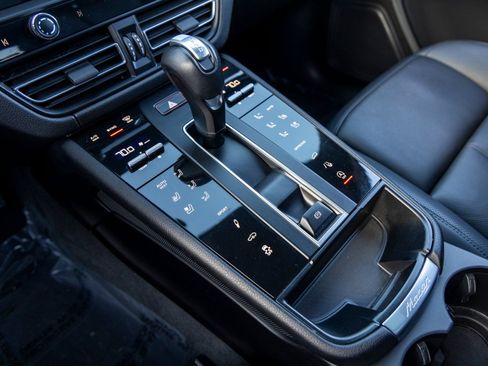 Certified 2023 Porsche Macan image 36