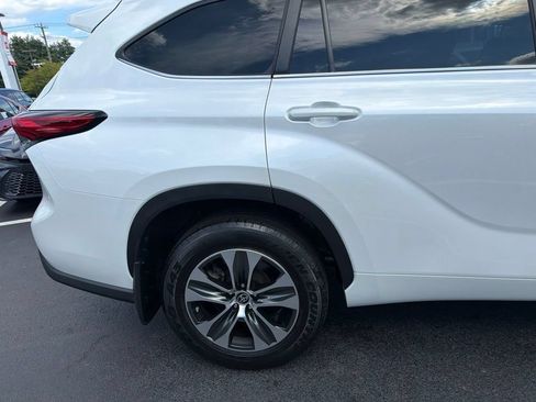 Used 2023 Toyota Highlander XLE AWD/4WD image 4