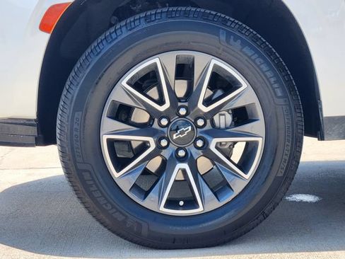 Used 2023 Chevrolet Suburban Z71 w/ Luxury Package AWD/4WD image 10