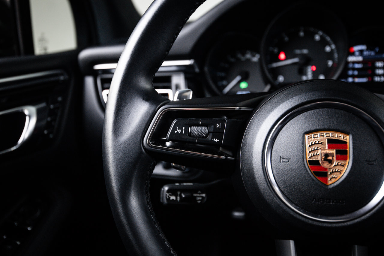 Certified 2024 Porsche Macan AWD/4WD image 17