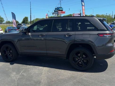 Used 2023 Jeep Grand Cherokee Altitude AWD/4WD image 4