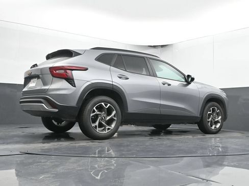 Used 2025 Chevrolet Trax LT FWD image 36