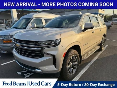 Used 2022 Chevrolet Suburban LT w/ Luxury Package AWD/4WD image 3