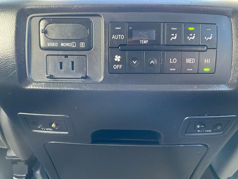 Used 2011 Toyota Sequoia Platinum image 26