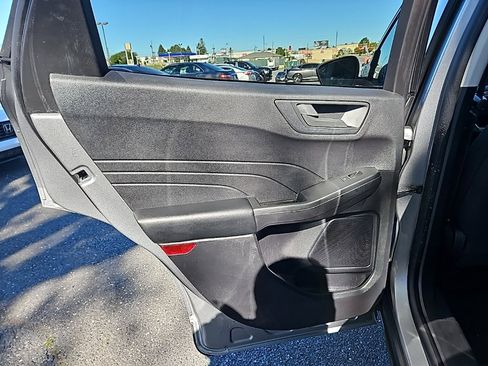 Used 2022 Ford Escape SE image 32