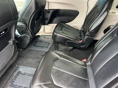 Used 2024 Chrysler Pacifica Touring-L image 4