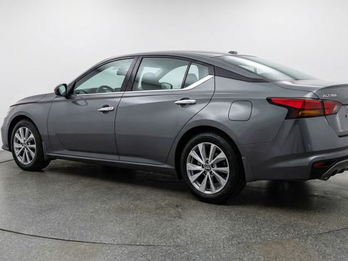 Used 2025 Nissan Altima 2.5 SV FWD image 6