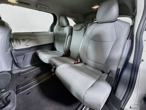 Used 2022 Toyota Sienna XLE w/ XLE Plus Package FWD image 32