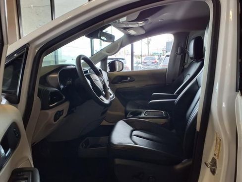 Used 2024 Chrysler Pacifica Touring-L image 15