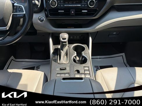 Used 2023 Toyota Highlander XLE AWD/4WD image 26