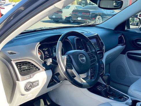 Used 2021 Jeep Cherokee Latitude Plus FWD image 9