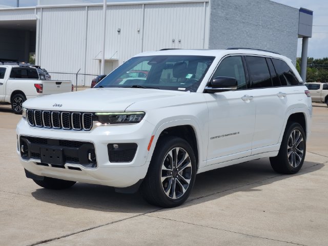 Used 2022 Jeep Grand Cherokee Overland w/ Luxury Tech Group IV AWD/4WD image 3