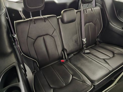 Used 2023 Chrysler Pacifica Limited w/ Uconnect Theater Family Group FWD image 40