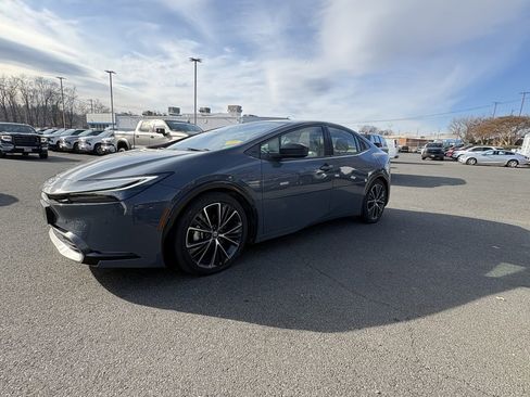 Used 2023 Toyota Prius LE image 3