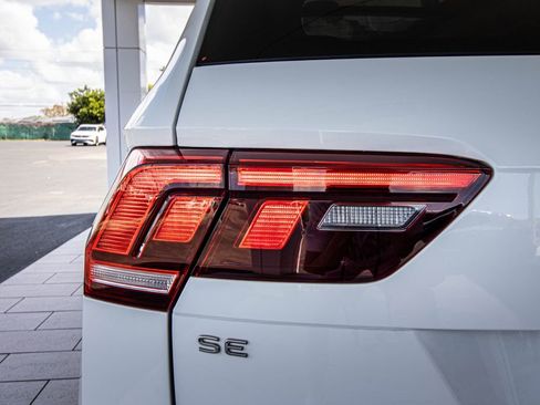 Used 2022 Volkswagen Tiguan SE w/ Panoramic Sunroof Package image 12