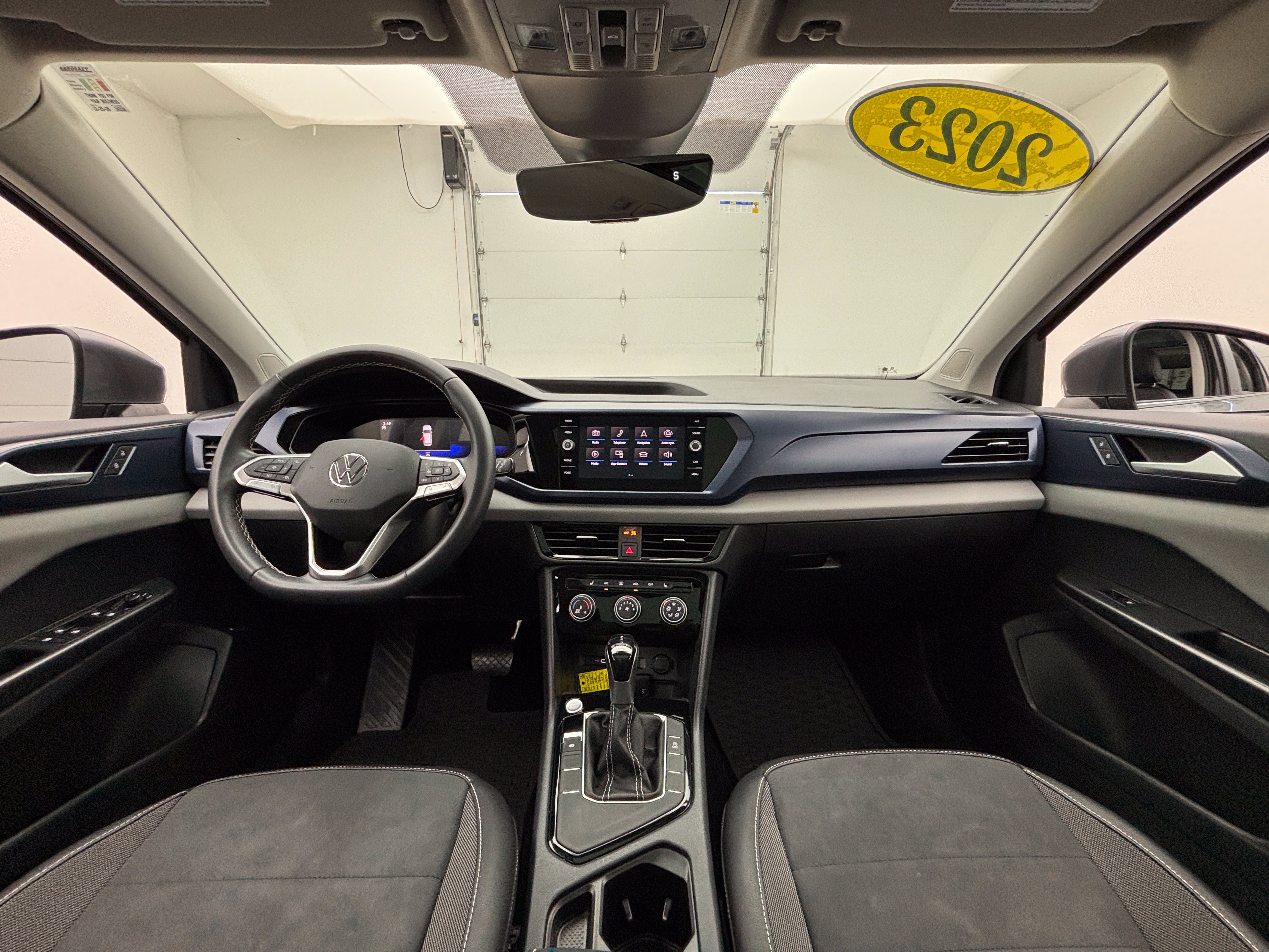 Used 2023 Volkswagen Taos SE w/ Panoramic Sunroof Package FWD image 3