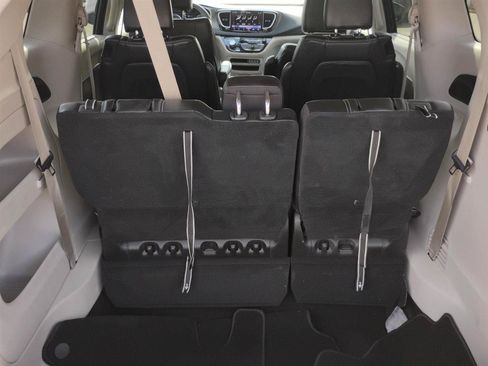 Used 2023 Chrysler Pacifica Touring-L FWD image 10