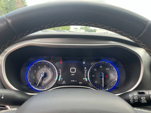 Used 2023 Chrysler Pacifica Touring-L FWD image 24