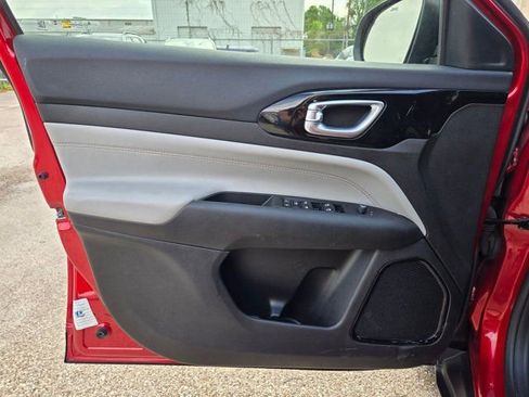 Used 2025 Jeep Compass Limited image 13