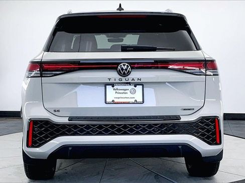 New 2026 Volkswagen Tiguan SE R-Line image 5