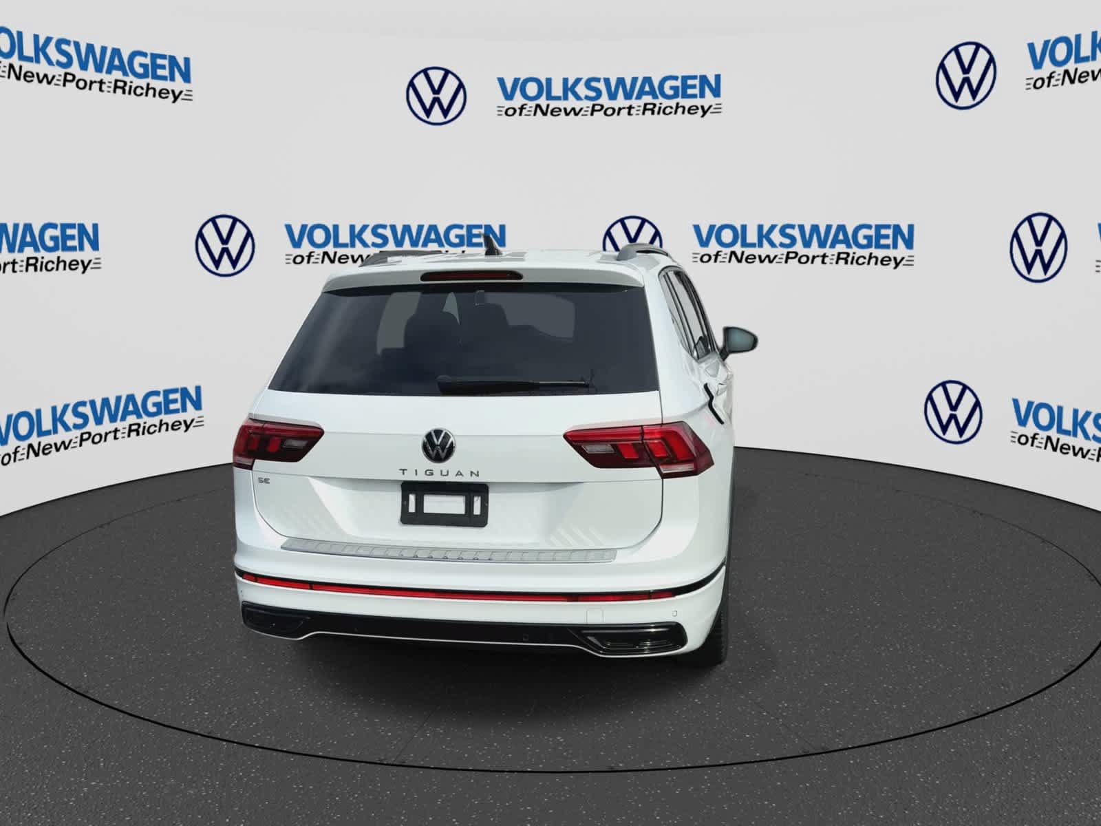Used 2024 Volkswagen Tiguan SE R-Line FWD image 7