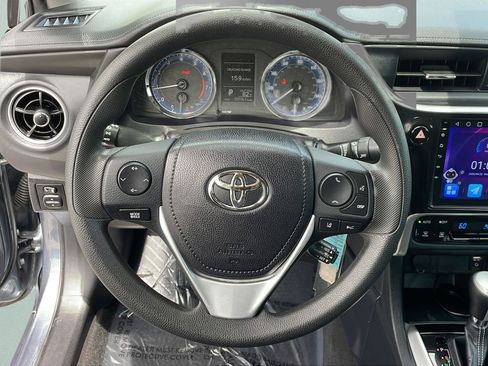 Used 2018 Toyota Corolla LE image 32
