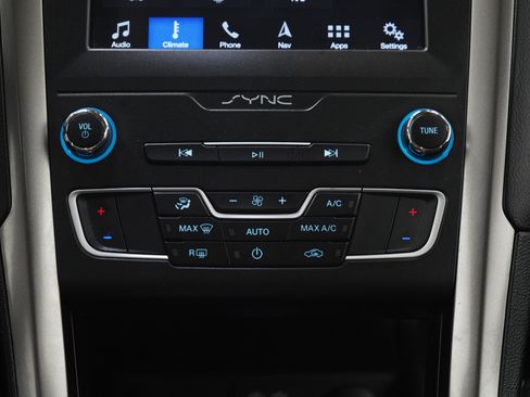 Used 2019 Ford Fusion SE image 17