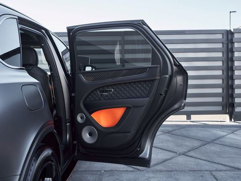 Used 2025 Bentley Bentayga image 25