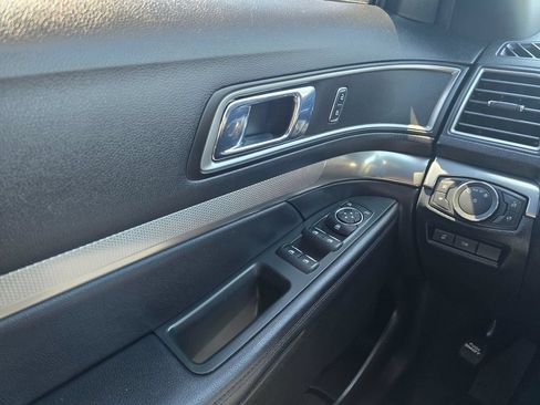Used 2018 Ford Explorer XLT w/ Equipment Group 202A AWD/4WD image 32