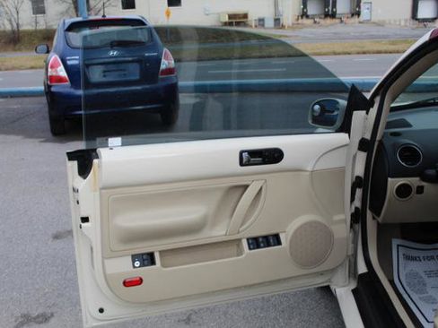 Used 2009 Volkswagen Beetle S image 10