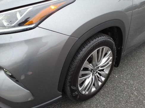 Used 2026 Toyota Highlander Platinum image 8