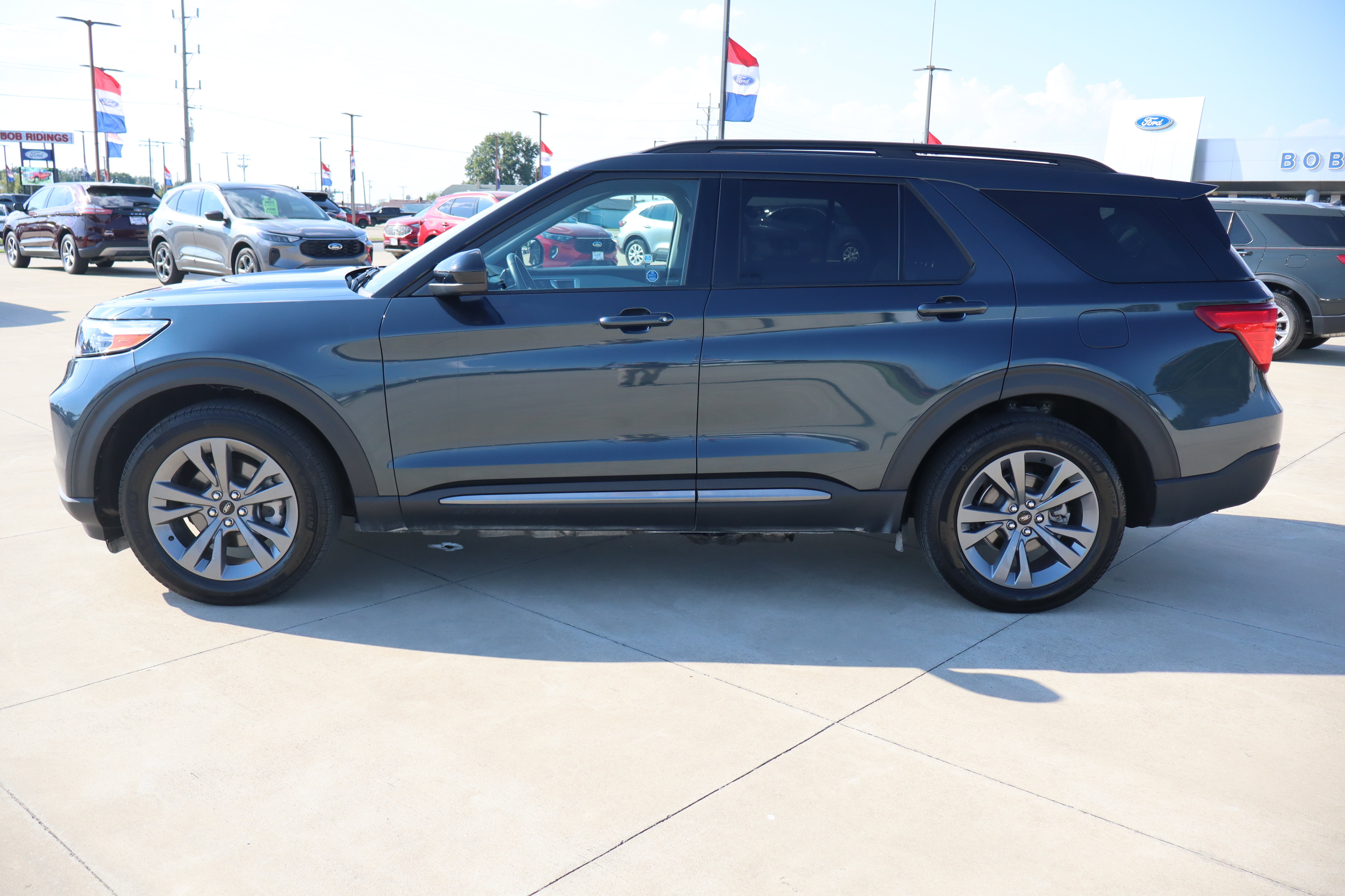 Used 2024 Ford Explorer XLT w/ Equipment Group 202A AWD/4WD image 9