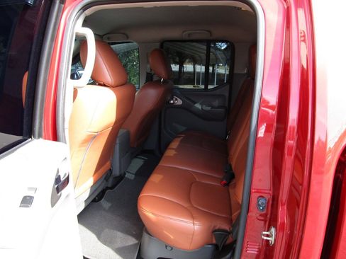 Used 2018 Nissan Frontier SV image 18