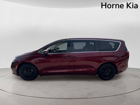 Used 2023 Chrysler Pacifica Touring-L FWD image 6