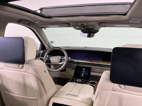 Used 2025 Cadillac Escalade ESV Premium Luxury Platinum AWD/4WD image 14