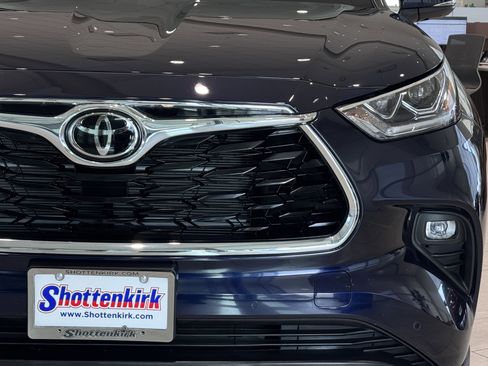 New 2025 Toyota Highlander Limited image 5