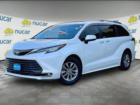 Used 2022 Toyota Sienna XLE w/ XLE Plus Package AWD/4WD image 3