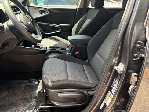 Used 2025 Kia Soul LX w/ LX Technology Package FWD image 24