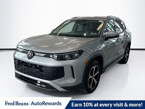 New 2025 Volkswagen Tiguan SE image 3