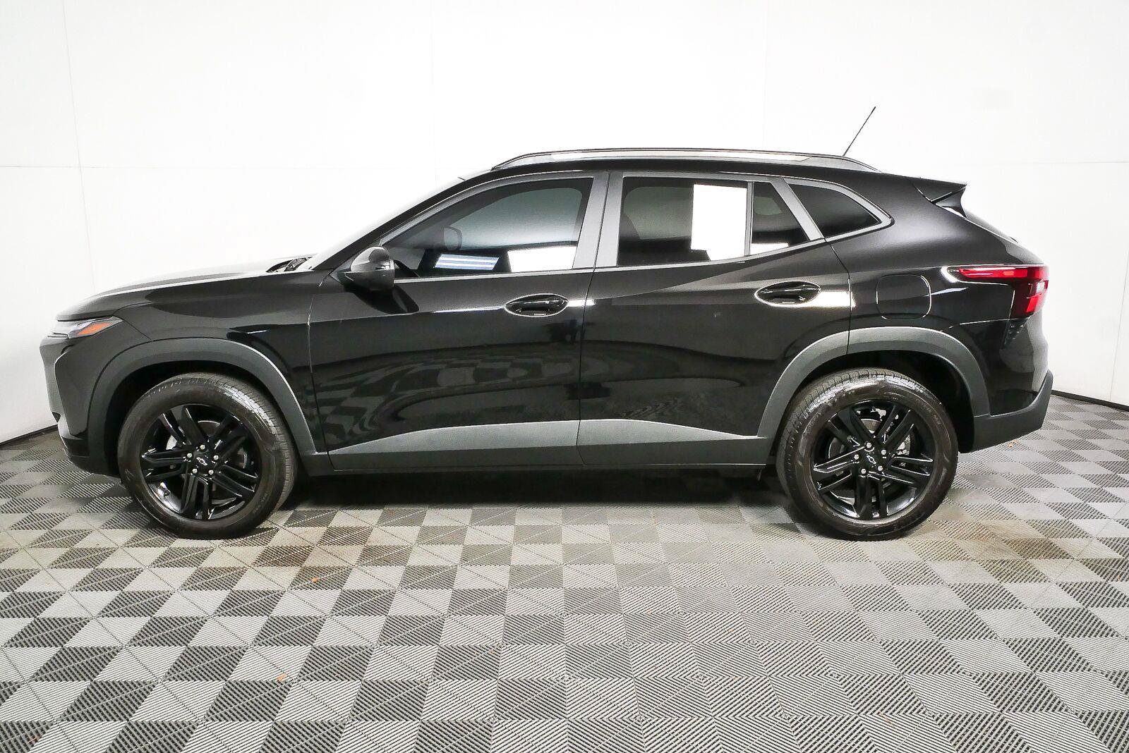 Used 2025 Chevrolet Trax ACTIV w/ Sunroof Package FWD image 30
