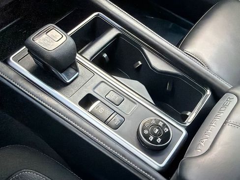 Used 2025 Nissan Pathfinder SL image 30