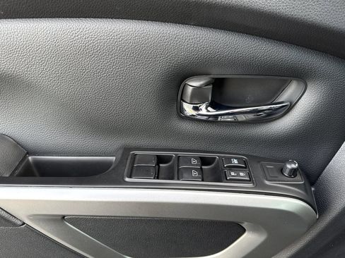 Used 2024 Nissan Titan SV w/ SV Convenience Package RWD image 8