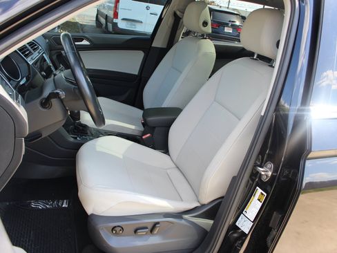 Used 2019 Volkswagen Tiguan SE w/ Panoramic Sunroof Package image 16